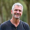 Pekka Laitinen, mindfulness coacg, katsoo ystävällisesti.