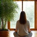 Kivi Kukan hyvinvointiohjaaja Saara ohjaa mindfulness-harjoitusta pienessä ryhmässä luonnonvaloisessa tilassa, jossa on viherkasveja ja luonnonmateriaaleja.